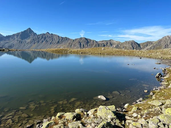 Αλπικές Λίμνες Πάνω Από Ορεινό Πέρασμα Fluelapass Και Στις Άλπεις — Φωτογραφία Αρχείου