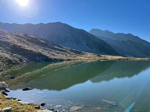 Alpina Sjöar Ovanför Bergspasset Fluelapass Och Silvretta Alperna Schweiziska Alpmassivet — Stockfoto