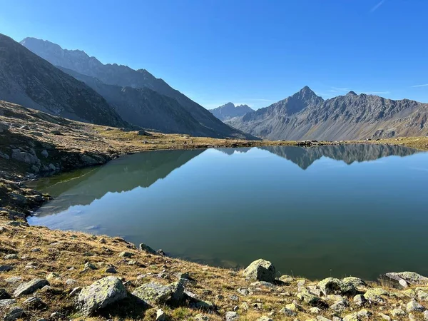 Jeziora Alpejskie Nad Przełęczą Fluelapass Alpach Silvretta Masyw Alp Szwajcarskich — Zdjęcie stockowe