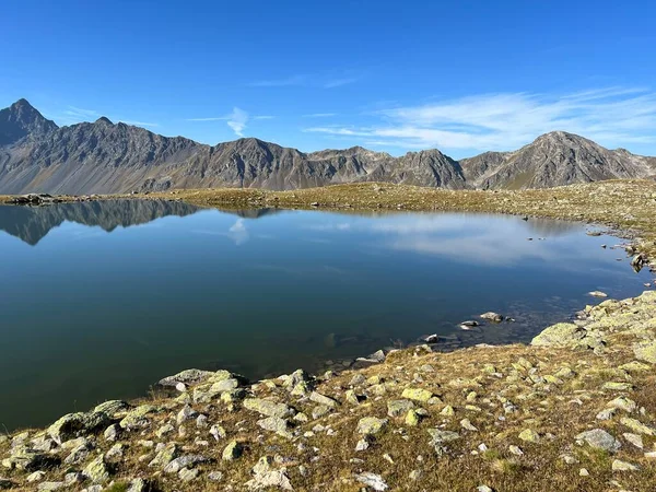 瑞士达沃斯 格劳森州 Kanton Graubuenden Schweiz Silvretta阿尔卑斯山口和Silvretta阿尔卑斯山脉 瑞士阿尔卑斯山脉地块 上方的高山湖泊 — 图库照片