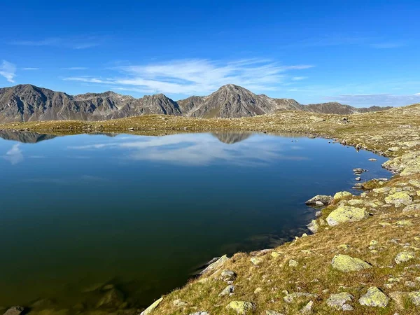 瑞士达沃斯 格劳森州 Kanton Graubuenden Schweiz Silvretta阿尔卑斯山口和Silvretta阿尔卑斯山脉 瑞士阿尔卑斯山脉地块 上方的高山湖泊 — 图库照片