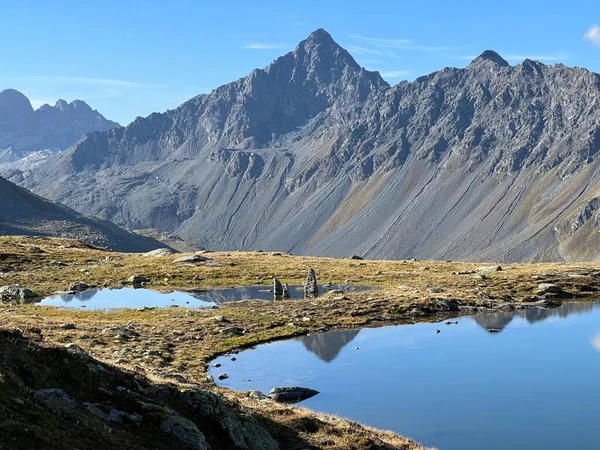 Alpina Sjöar Ovanför Bergspasset Fluelapass Och Silvretta Alperna Schweiziska Alpmassivet — Stockfoto