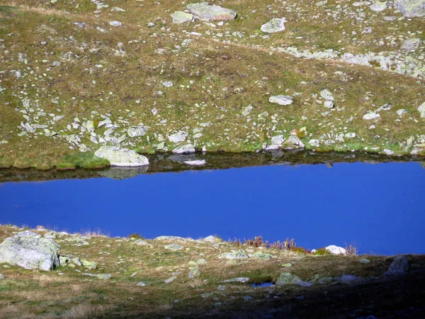 瑞士达沃斯 格劳森州 Kanton Graubuenden Schweiz Silvretta阿尔卑斯山口和Silvretta阿尔卑斯山脉 瑞士阿尔卑斯山脉地块 上方的高山湖泊 — 图库照片