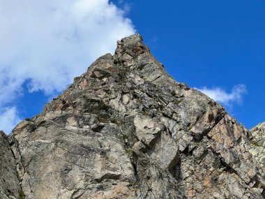 İsviçre 'nin Alp dağlarındaki Silvretta Alpleri ve Albula Alpleri' nin kayaları, Davos Kantonu, İsviçre (Kanton Graubuenden, Schweiz))