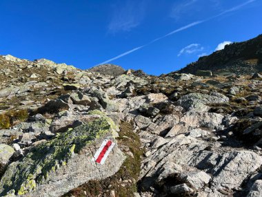 İsviçre 'nin Alp Dağları' ndaki Fluelatal veya Fluela Alp Vadisi 'nin yamaçlarında dağcılık işaretleri ve işaretleri, Davos - İsviçre' nin Grisons Kantonu, İsviçre (Kanton Graubuenden, Schweiz)