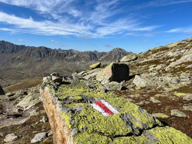 İsviçre 'nin Alp Dağları' ndaki Fluelatal veya Fluela Alp Vadisi 'nin yamaçlarında dağcılık işaretleri ve işaretleri, Davos - İsviçre' nin Grisons Kantonu, İsviçre (Kanton Graubuenden, Schweiz)
