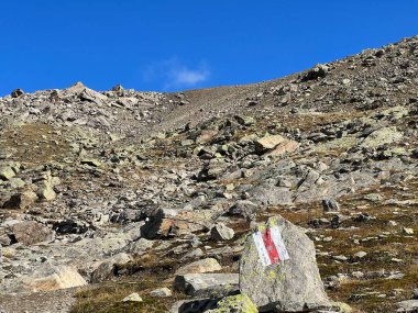 İsviçre 'nin Alp Dağları' ndaki Fluelatal veya Fluela Alp Vadisi 'nin yamaçlarında dağcılık işaretleri ve işaretleri, Davos - İsviçre' nin Grisons Kantonu, İsviçre (Kanton Graubuenden, Schweiz)