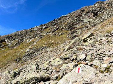 İsviçre 'nin Alp Dağları' ndaki Fluelatal veya Fluela Alp Vadisi 'nin yamaçlarında dağcılık işaretleri ve işaretleri, Davos - İsviçre' nin Grisons Kantonu, İsviçre (Kanton Graubuenden, Schweiz)