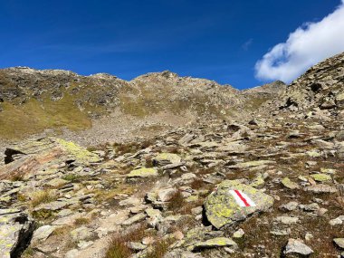 İsviçre 'nin Alp Dağları' ndaki Fluelatal veya Fluela Alp Vadisi 'nin yamaçlarında dağcılık işaretleri ve işaretleri, Davos - İsviçre' nin Grisons Kantonu, İsviçre (Kanton Graubuenden, Schweiz)