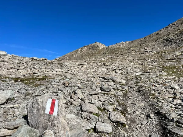 瑞士达沃斯州 瑞士格劳松格劳宾登登 施韦兹 瑞士阿尔卑斯山区地块上的Fluelatal或Fluela Alpine山谷斜坡上的登山牌和标志 — 图库照片