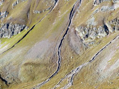 İsviçre Alpleri 'nin dağlarında kaya, taş ve kum erozyonu, Davos - İsviçre' nin Grisons Kantonu (Kanton Graubuenden, Schweiz)