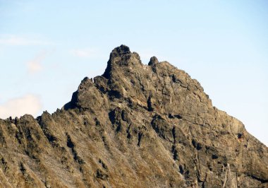 İsviçre 'nin Davos Kantonu (Kanton Graubuenden, Schweiz) İsviçre' deki Silvretta Alp Dağları 'nın Rocky alp zirvesi Unghurhorner (2994 m).)