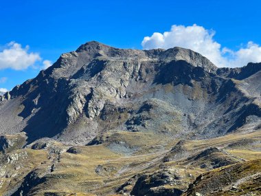 İsviçre 'nin Davos Kantonu (Kanton Graubuenden, Schweiz) İsviçre' deki Silvretta Alp Dağları 'nın kayalık alp zirvesi Rosstallispitz (2929 m).)