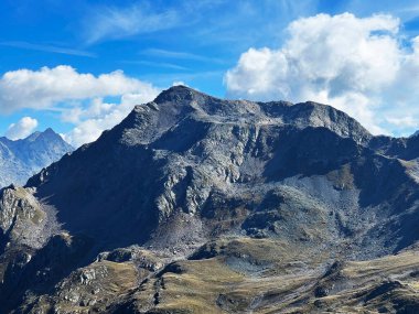 İsviçre 'nin Davos Kantonu (Kanton Graubuenden, Schweiz) İsviçre' deki Silvretta Alp Dağları 'nın kayalık alp zirvesi Rosstallispitz (2929 m).)