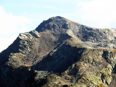 İsviçre 'nin Davos Kantonu (Kanton Graubuenden, Schweiz) İsviçre' deki Silvretta Alp Dağları 'nın kayalık alp zirvesi Rosstallispitz (2929 m).)