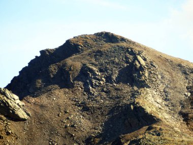 İsviçre 'nin Davos Kantonu (Kanton Graubuenden, Schweiz) İsviçre' deki Silvretta Alp Dağları 'nın kayalık alp zirvesi Rosstallispitz (2929 m).)