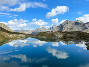 Joeriseen ya da Joriseen - bir grup Alp gölü Silvretta Alp Dağları 'nın eteklerinde ve İsviçre Alp Dağları tepelerinde, Davos - Kanton of Grisons, İsviçre (Kanton Graubeunden, Schweiz)