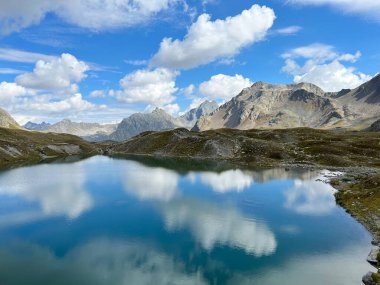 Joeriseen ya da Joriseen - bir grup Alp gölü Silvretta Alp Dağları 'nın eteklerinde ve İsviçre Alp Dağları tepelerinde, Davos - Kanton of Grisons, İsviçre (Kanton Graubeunden, Schweiz)