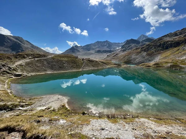 Joeriseen湖またはJoriseen湖のグループは シルベレッタアルプス山脈とスイスアルプスの大規模な ダボス グリソンのカントン スイス カントンGraubeunden スイス — ストック写真