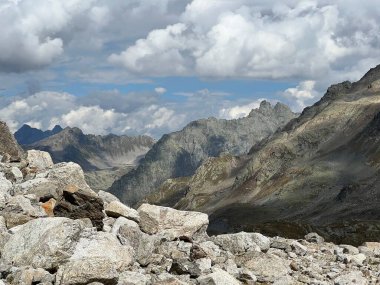 İsviçre 'nin Davos Alpleri' ndeki Silvretta Alpleri 'nin kayalık dağlık tepelerinin manzarası (Kanton Graubuenden, Schweiz)