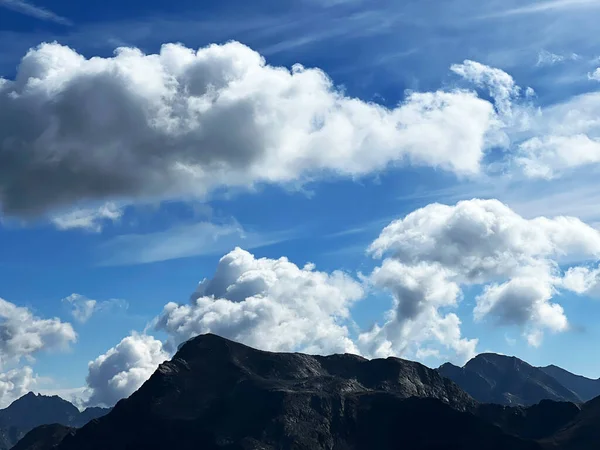 Nuvens Pitorescas Bonitas Sobre Picos Montanha Suíça Nos Alpes Silvretta — Fotografia de Stock