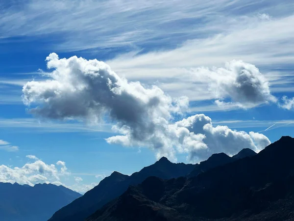 Festői Gyönyörű Felhők Svájci Hegycsúcsok Felett Silvretta Alpokban Albula Alpokban — Stock Fotó