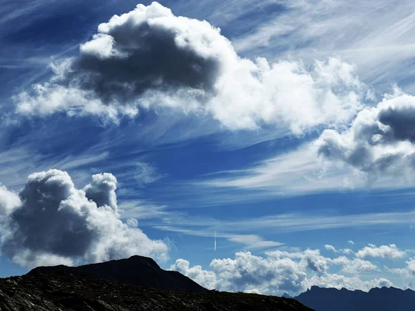 Festői Gyönyörű Felhők Svájci Hegycsúcsok Felett Silvretta Alpokban Albula Alpokban — Stock Fotó