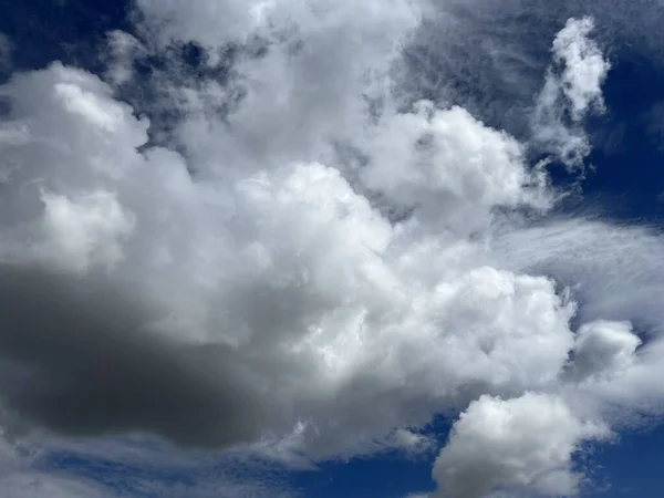 Pintorescas Hermosas Nubes Sobre Los Picos Montaña Suizos Los Alpes — Foto de Stock