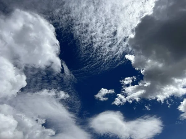 Pintorescas Hermosas Nubes Sobre Los Picos Montaña Suizos Los Alpes — Foto de Stock