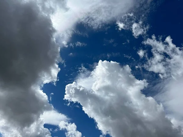 Pintorescas Hermosas Nubes Sobre Los Picos Montaña Suizos Los Alpes — Foto de Stock