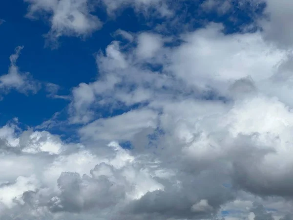 Γραφικά Και Όμορφα Σύννεφα Πάνω Από Τις Κορυφές Των Ελβετικών — Φωτογραφία Αρχείου