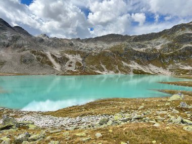 Jriseen (Joeriseen veya Joriseen) - Alp gölleri grubu Silvretta Alp Dağları 'nda ve İsviçre' nin Davos Kantonu 'nda (Kanton Graubnden) yer almaktadır.)
