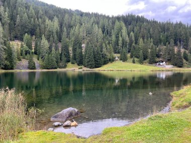 Alp dağı Schwarzsee Gölü veya Davos ve Klosters turizm kasabaları arasındaki Kara Göl - İsviçre Grison Kantonu, İsviçre (Kanton Graubuenden, Schweiz)