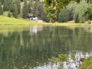 Alp dağı Schwarzsee Gölü veya Davos ve Klosters turizm kasabaları arasındaki Kara Göl - İsviçre Grison Kantonu, İsviçre (Kanton Graubuenden, Schweiz)