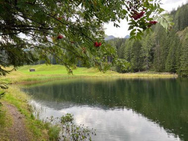 Alp dağı Schwarzsee Gölü veya Davos ve Klosters turizm kasabaları arasındaki Kara Göl - İsviçre Grison Kantonu, İsviçre (Kanton Graubuenden, Schweiz)