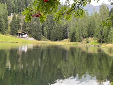 Alp dağı Schwarzsee Gölü veya Davos ve Klosters turizm kasabaları arasındaki Kara Göl - İsviçre Grison Kantonu, İsviçre (Kanton Graubuenden, Schweiz)