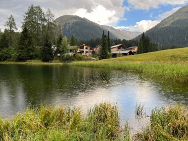 Alp dağı Schwarzsee Gölü veya Davos ve Klosters turizm kasabaları arasındaki Kara Göl - İsviçre Grison Kantonu, İsviçre (Kanton Graubuenden, Schweiz)