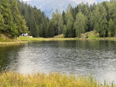 Alp dağı Schwarzsee Gölü veya Davos ve Klosters turizm kasabaları arasındaki Kara Göl - İsviçre Grison Kantonu, İsviçre (Kanton Graubuenden, Schweiz)