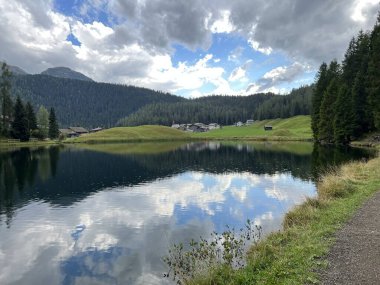 Alp dağı Schwarzsee Gölü veya Davos ve Klosters turizm kasabaları arasındaki Kara Göl - İsviçre Grison Kantonu, İsviçre (Kanton Graubuenden, Schweiz)