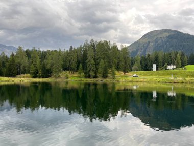 Alp dağı Schwarzsee Gölü veya Davos ve Klosters turizm kasabaları arasındaki Kara Göl - İsviçre Grison Kantonu, İsviçre (Kanton Graubuenden, Schweiz)