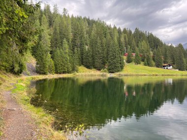 Alp dağı Schwarzsee Gölü veya Davos ve Klosters turizm kasabaları arasındaki Kara Göl - İsviçre Grison Kantonu, İsviçre (Kanton Graubuenden, Schweiz)