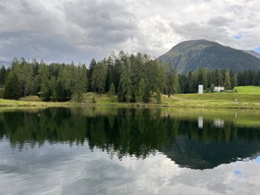 Alp dağı Schwarzsee Gölü veya Davos ve Klosters turizm kasabaları arasındaki Kara Göl - İsviçre Grison Kantonu, İsviçre (Kanton Graubuenden, Schweiz)