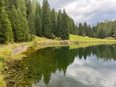 Alp dağı Schwarzsee Gölü veya Davos ve Klosters turizm kasabaları arasındaki Kara Göl - İsviçre Grison Kantonu, İsviçre (Kanton Graubuenden, Schweiz)