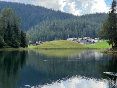 Alp dağı Schwarzsee Gölü veya Davos ve Klosters turizm kasabaları arasındaki Kara Göl - İsviçre Grison Kantonu, İsviçre (Kanton Graubuenden, Schweiz)