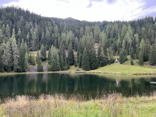 Αλπική Ορεινή Λίμνη Schwarzsee Μαύρη Λίμνη Μεταξύ Των Τουριστικών Πόλεων — Φωτογραφία Αρχείου