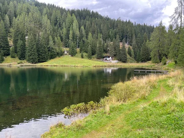 Jezioro Alpejskie Schwarzsee Lub Czarne Jezioro Między Miejscowościami Turystycznymi Davos — Zdjęcie stockowe