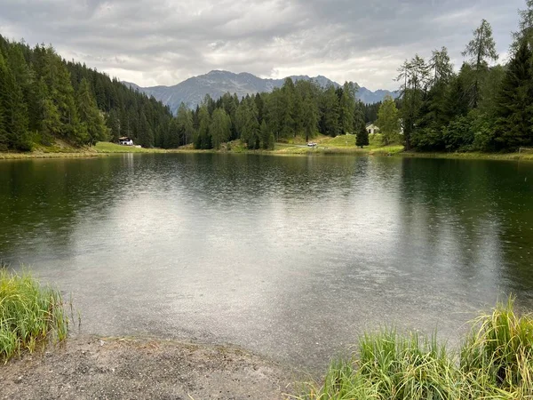 Альпийское Горное Озеро Шварцзе Черное Озеро Между Туристическими Городами Давос — стоковое фото