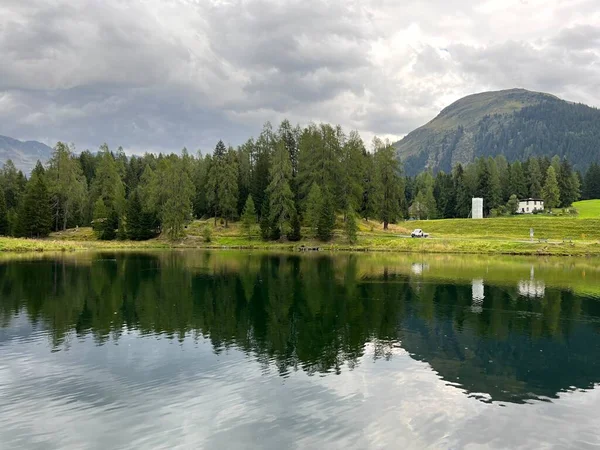 アルプスの山の湖シュワルツゼーまたはブラックレイクダボスとクロスターズの観光都市の間 スイスのグリソンのカントン カントン グラウビュエンデン スイス — ストック写真