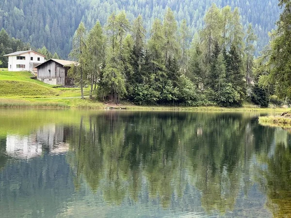 Jezioro Alpejskie Schwarzsee Lub Czarne Jezioro Między Miejscowościami Turystycznymi Davos — Zdjęcie stockowe