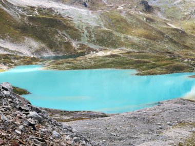 Alp dağı Schwarzsee Gölü veya Davos ve Klosters turizm kasabaları arasındaki Kara Göl - İsviçre Grison Kantonu, İsviçre (Kanton Graubuenden, Schweiz)